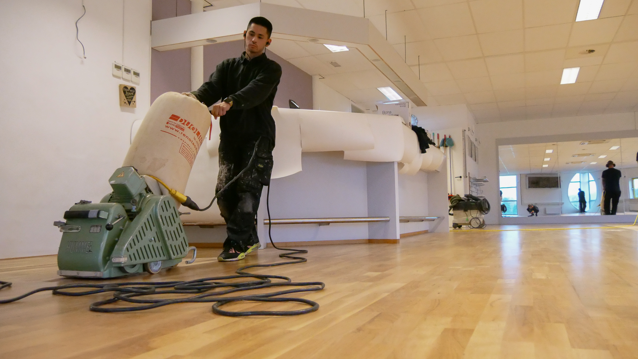 Houten vloer schuren in Groningen. Wij schuren ook houten vloeren in Veendam, Hoogezand en Delfzijl